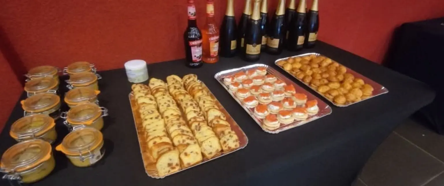 Buffet de terrines, cakes salés et bouchées au saumon pour une réception