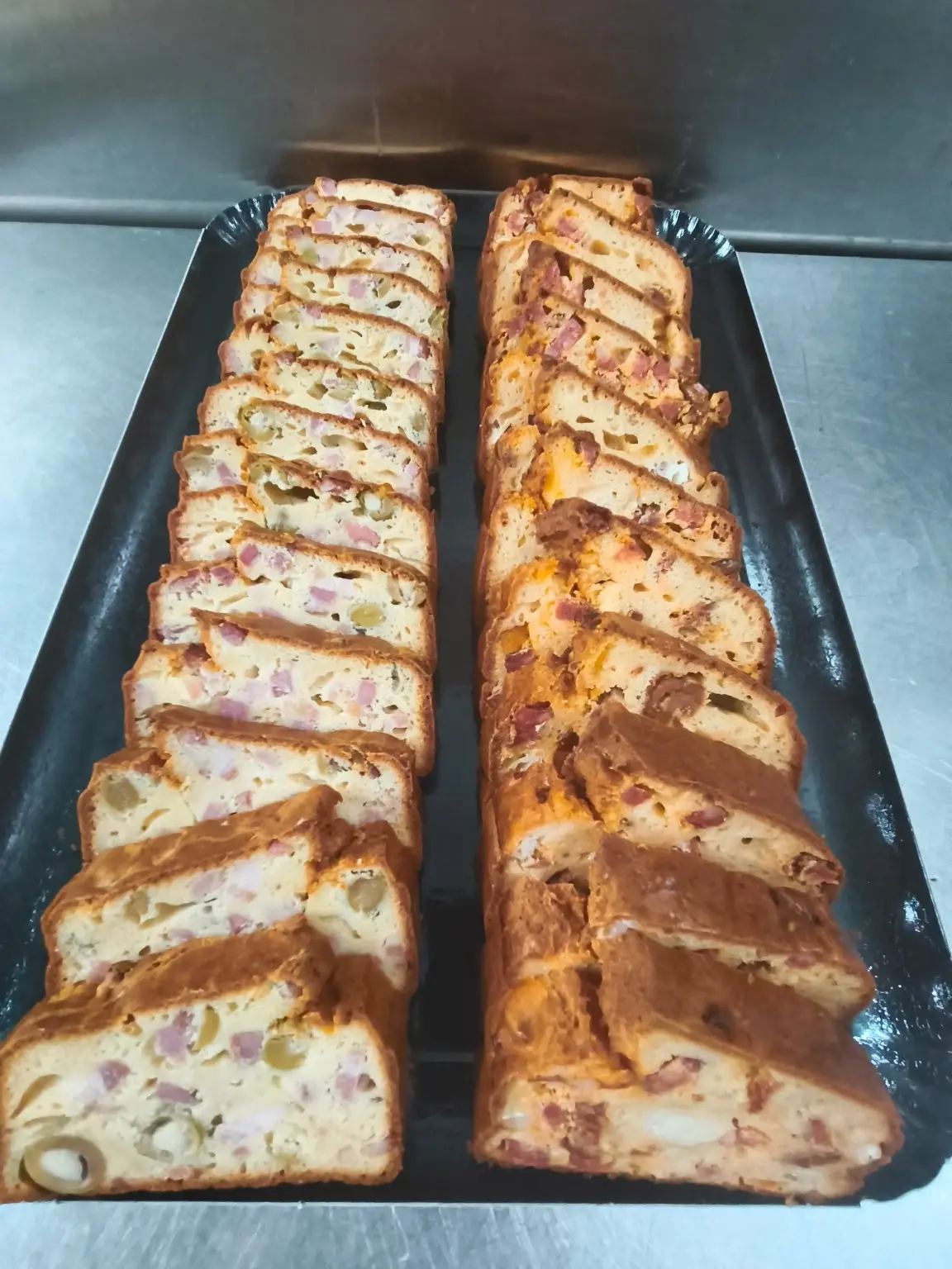 Cakes salés maison découpés pour un buffet