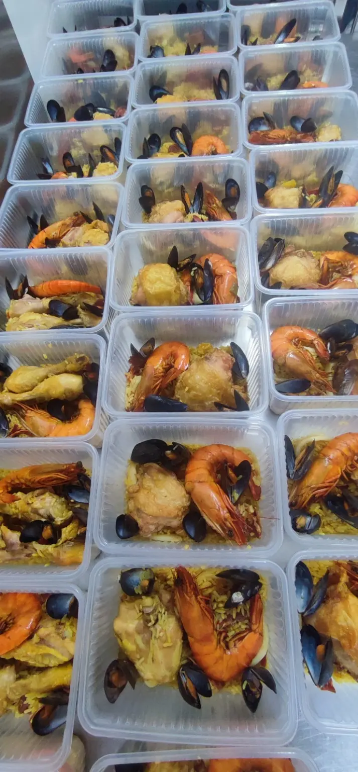 Portions individuelles de paëlla avec poulet, crevettes et moules