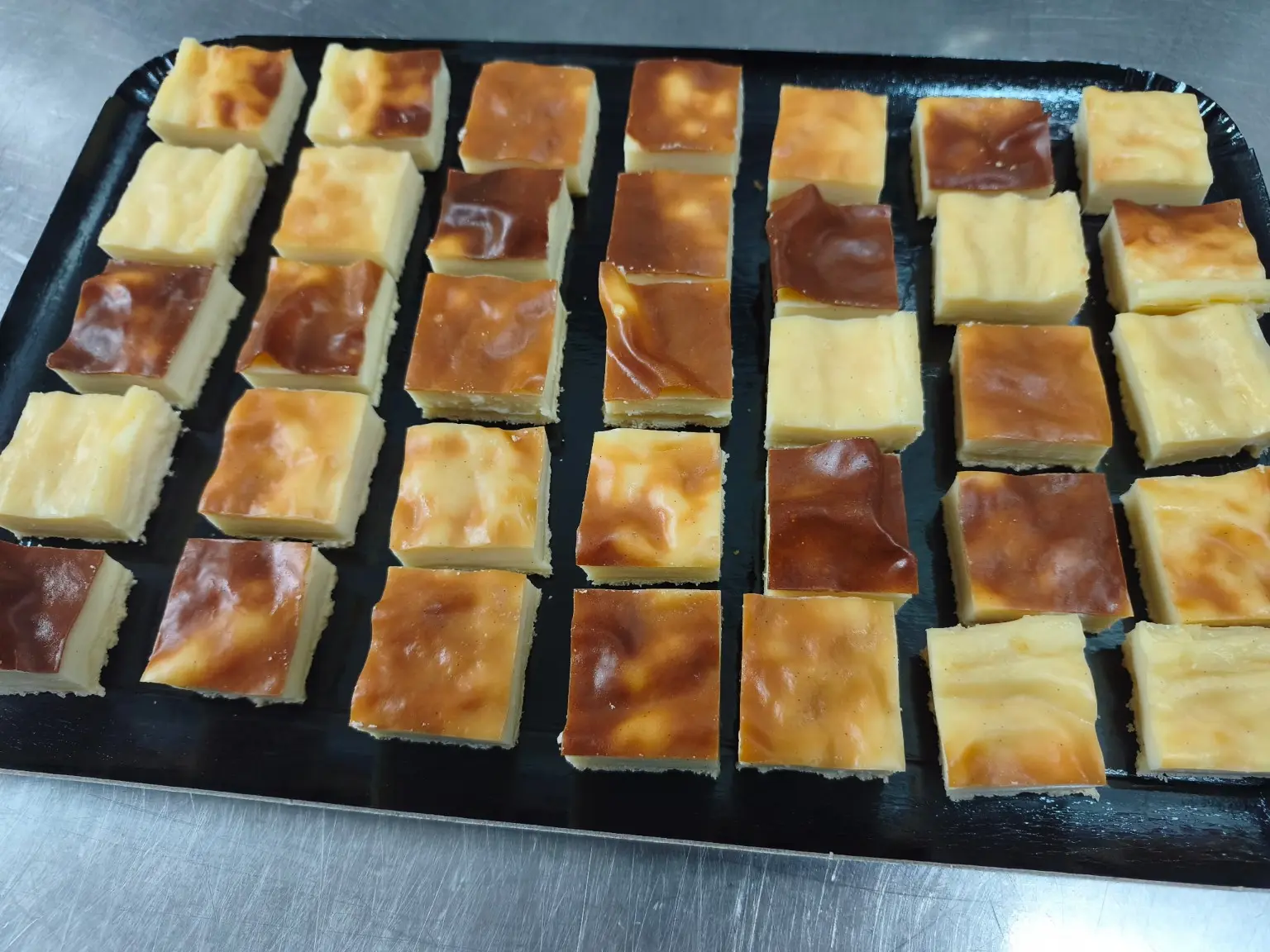 Plateau de petites portions de pâtisserie maison