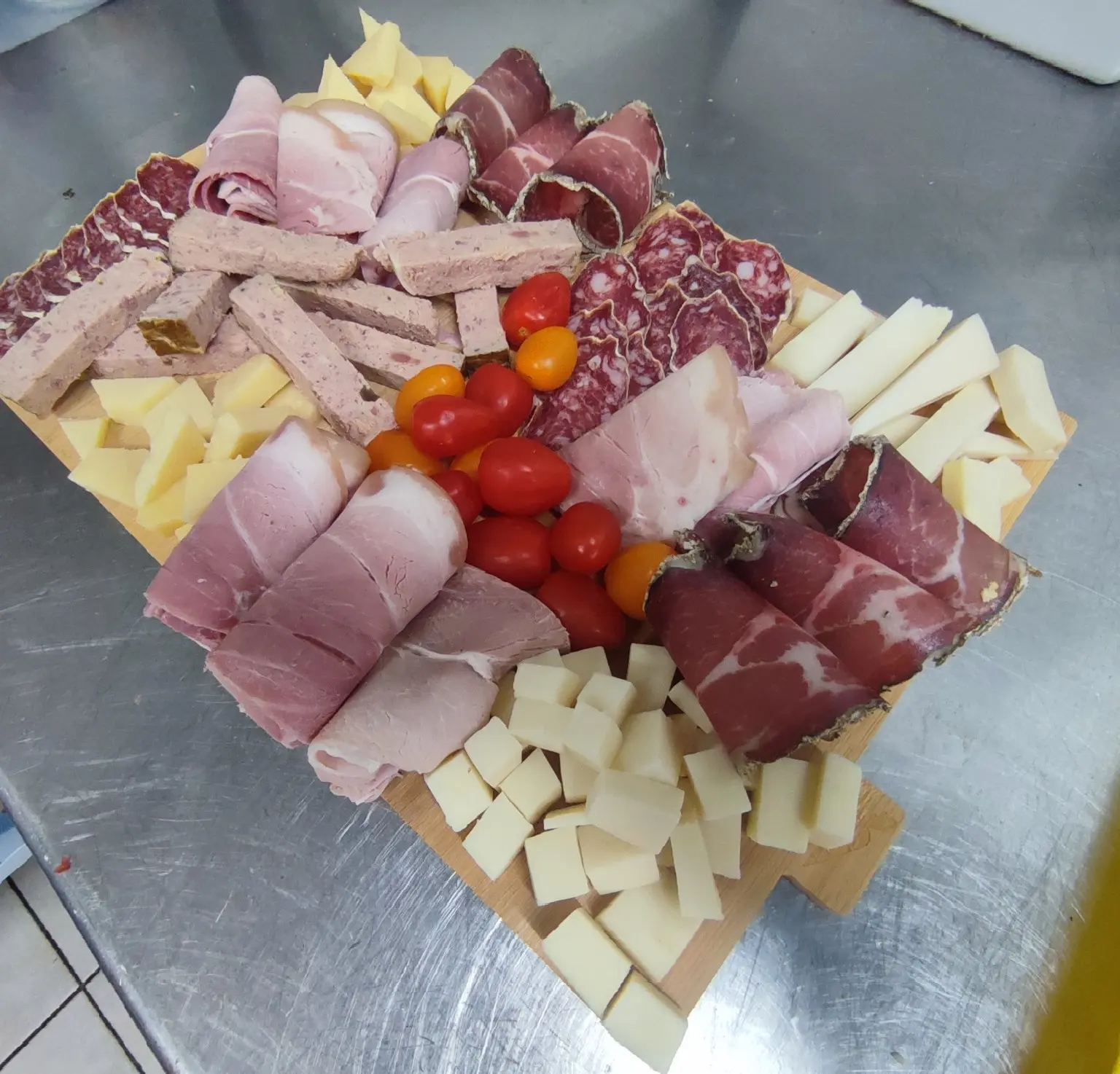 Planche de charcuteries maison, jambons, terrine, tomates et fromages