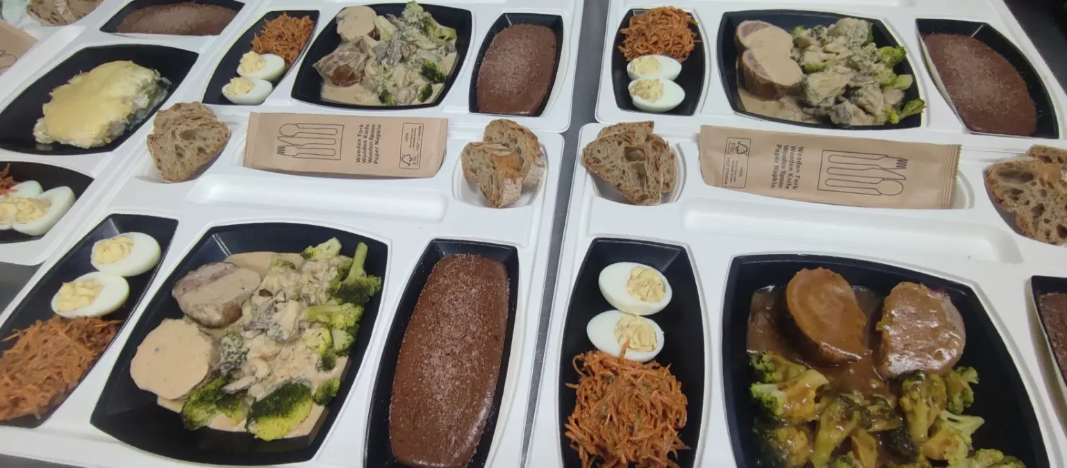 Plateaux-repas complets avec entrée, plat, pain et dessert