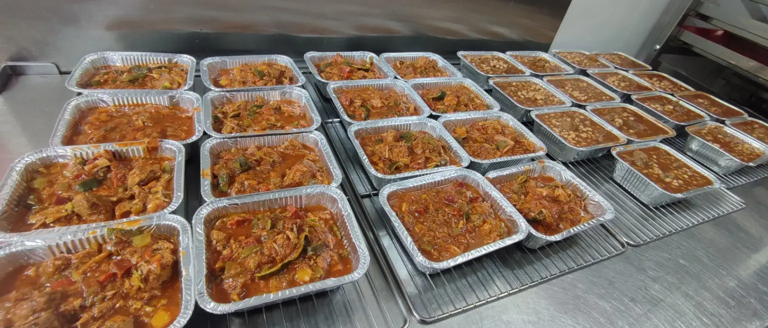 Assortiment de plats mijotés maison préparés en barquettes