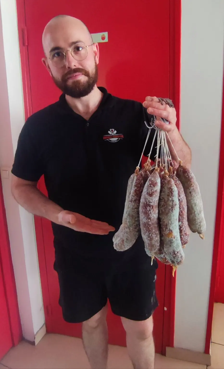 Artisan de FLOUR BLONDEL présentant des saucissons maison