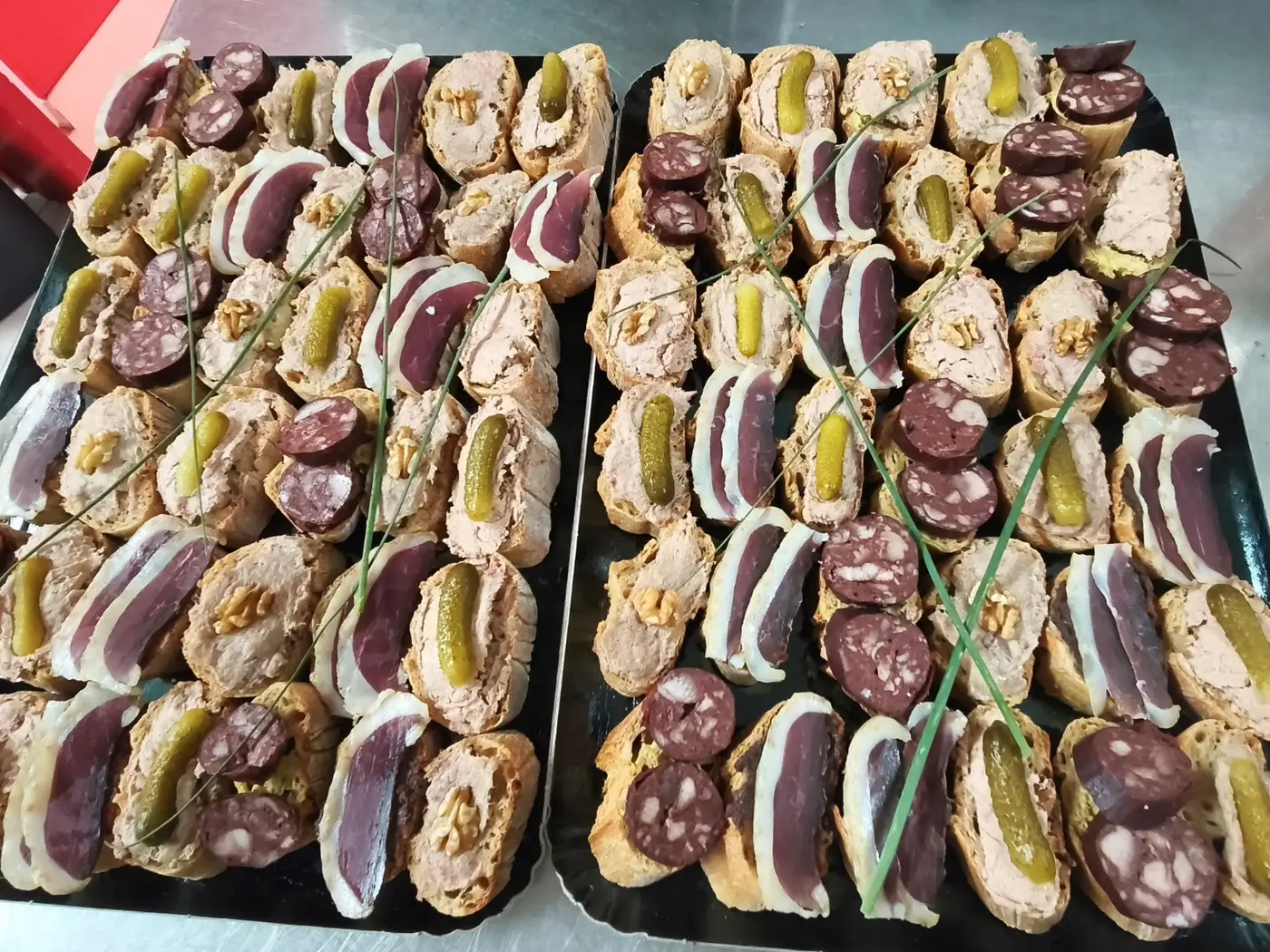 Toasts charcutiers préparés pour un buffet