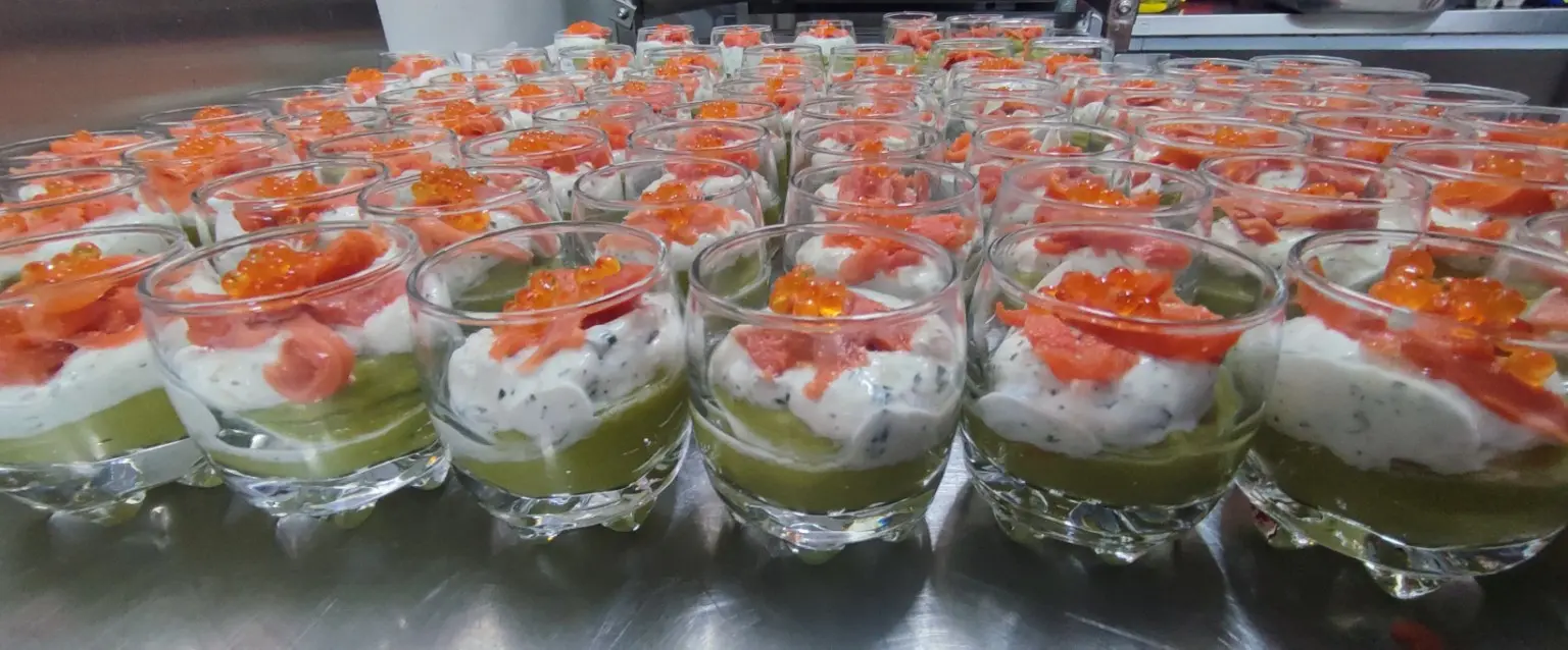 Verrines au saumon, crème et avocat préparées pour une réception